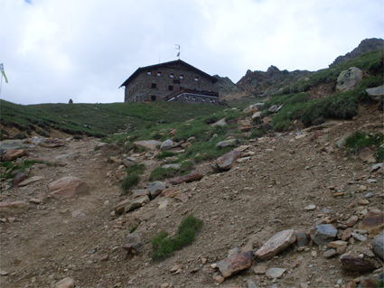 Oberetteshütte umgeben von Geröll